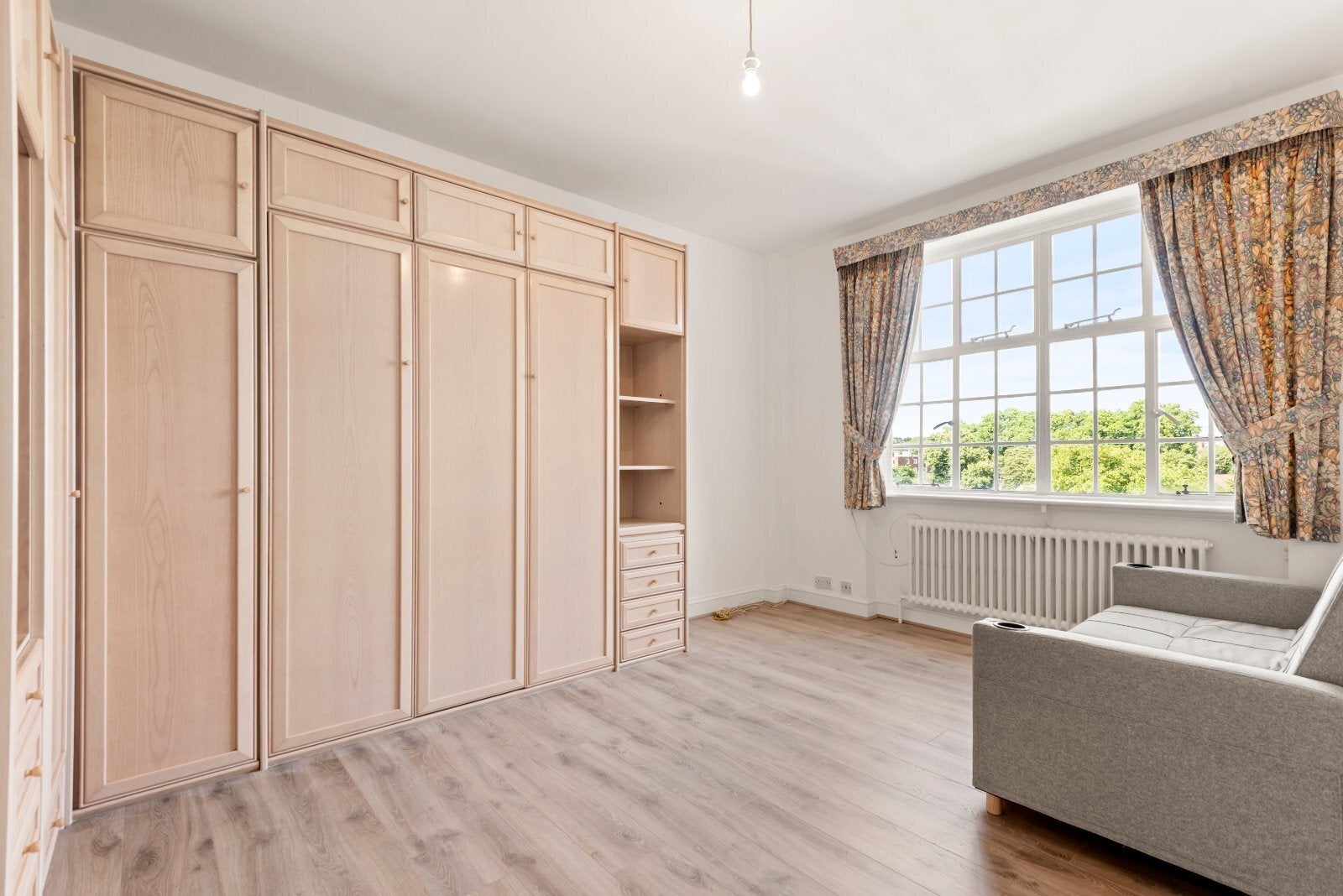 Flat Kensington High Street in Greater London