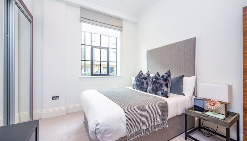 Flat Crabtree Lane in Greater London