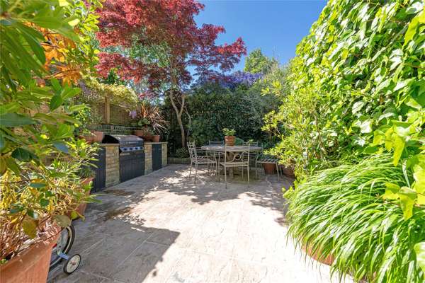 House Surrey Lane in Greater London