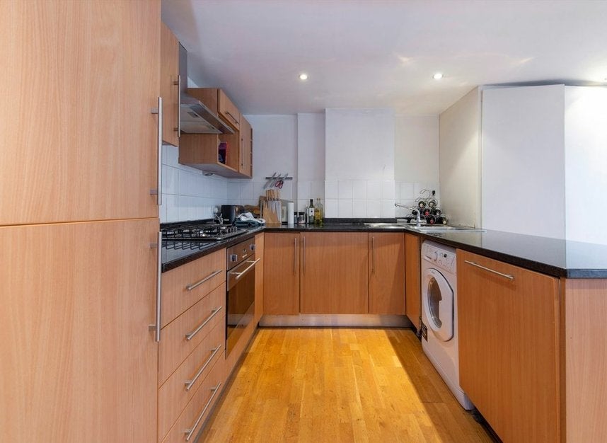 Flat Defoe Road in Greater London