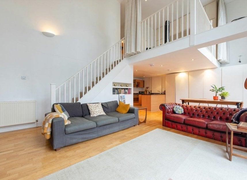 Flat Defoe Road in Greater London