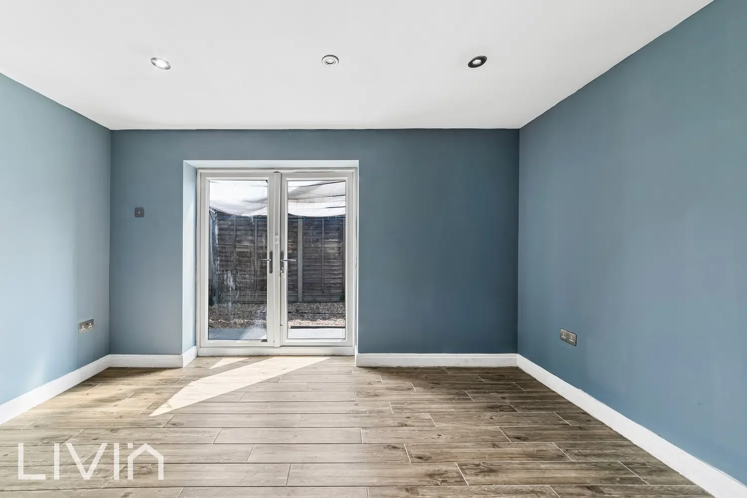 Flat Gloucester Road in Greater London