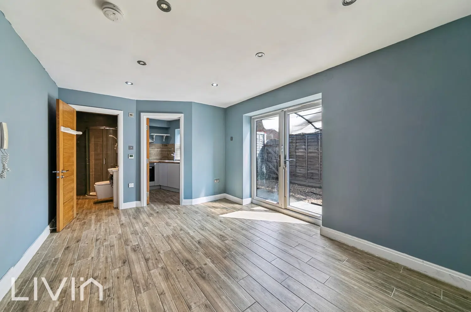 Flat Gloucester Road in Greater London