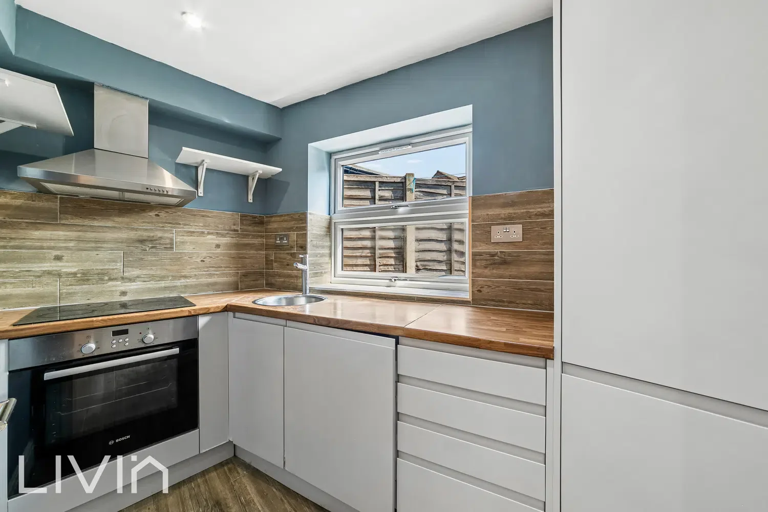 Flat Gloucester Road in Greater London