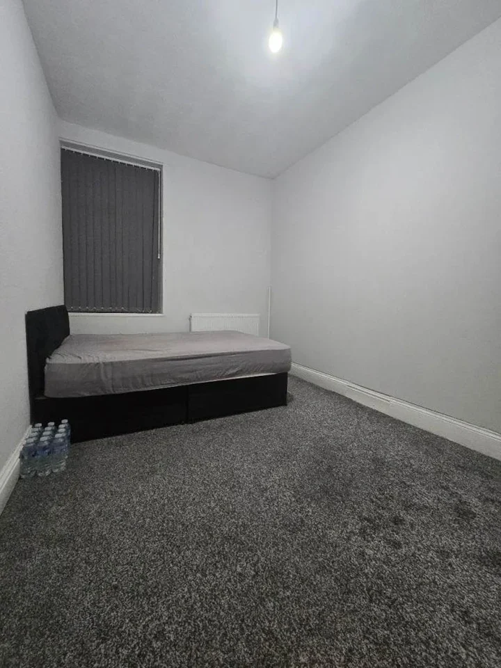Room Geraldton Avenue in Bradford