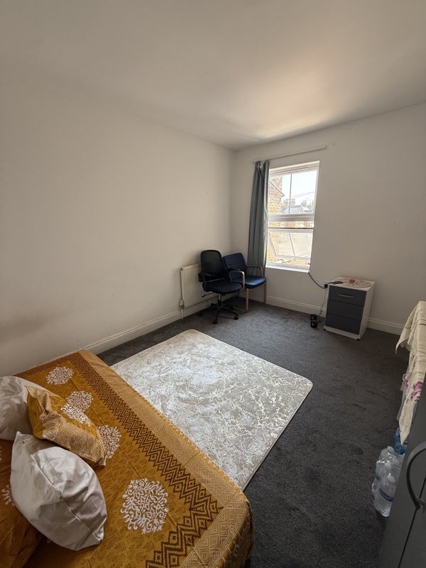 Room Elmhurst Road in Slough