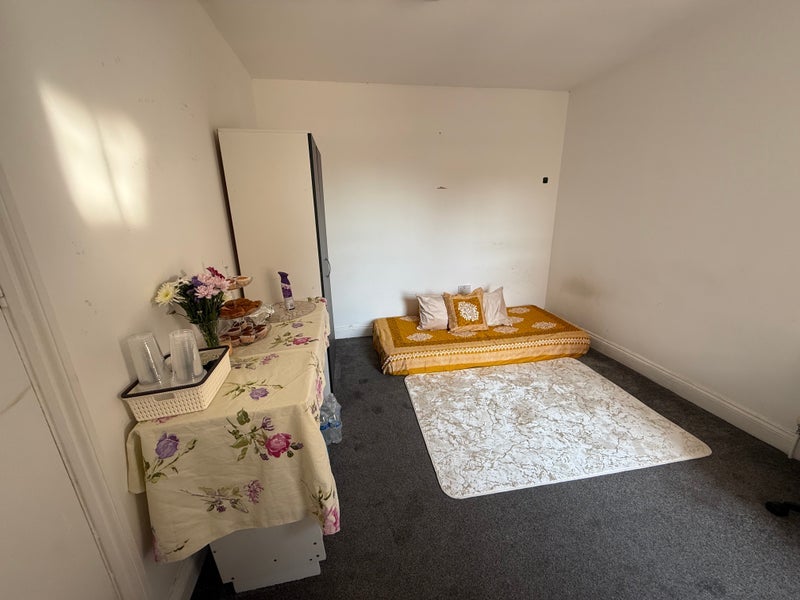 Room Elmhurst Road in Slough