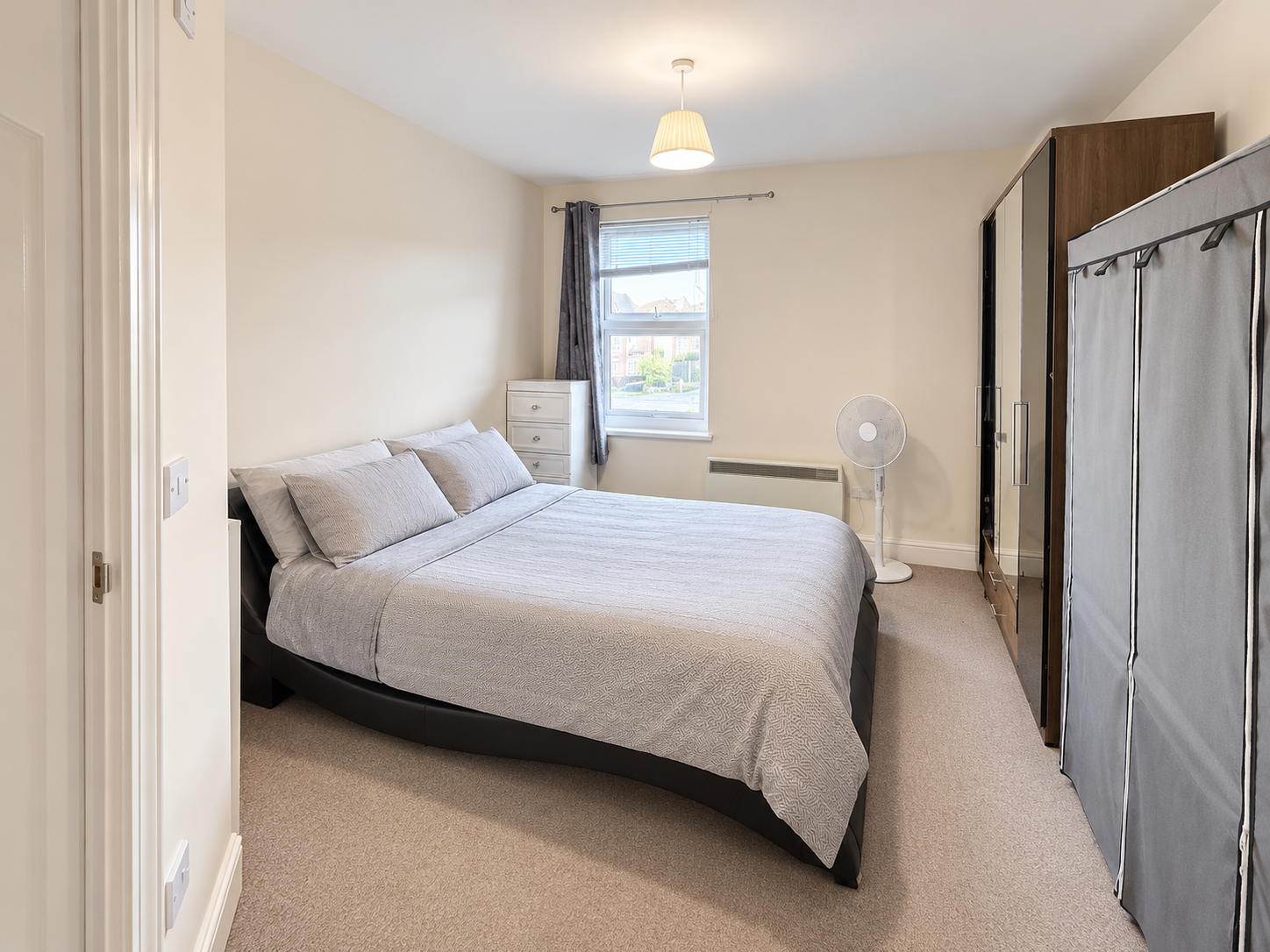 Flat Pinner Road in Greater London