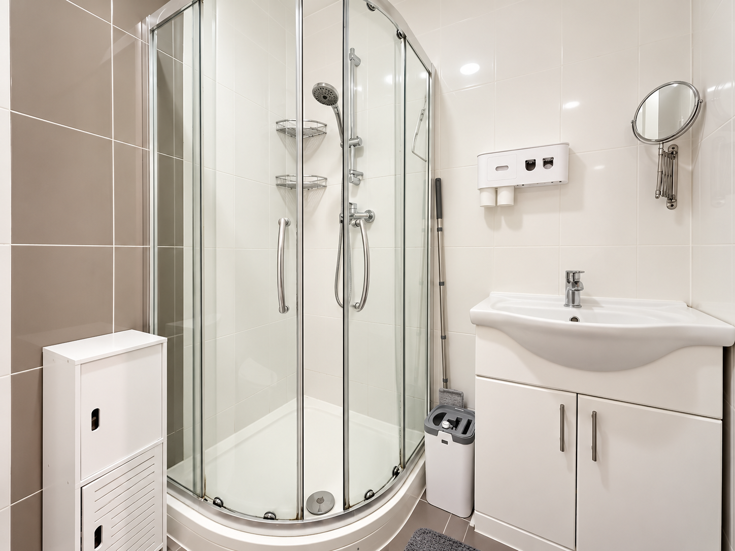 Flat Pinner Road in Greater London