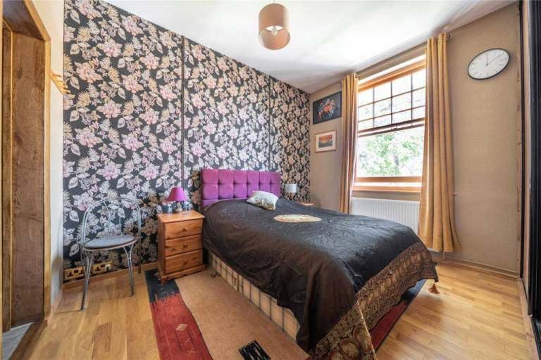 Flat Oaklands Road in Greater London
