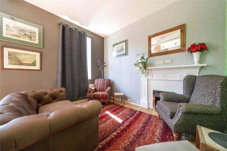 Flat Oaklands Road in Greater London