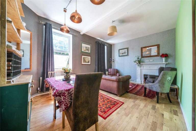 Flat Oaklands Road in Greater London