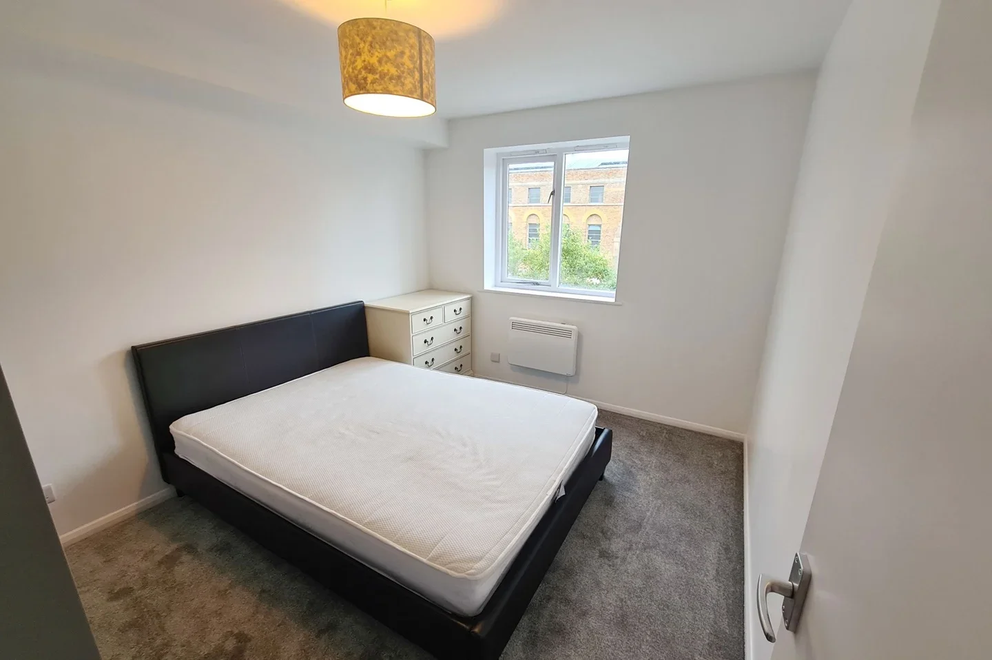 Flat Ruston Road in Greater London