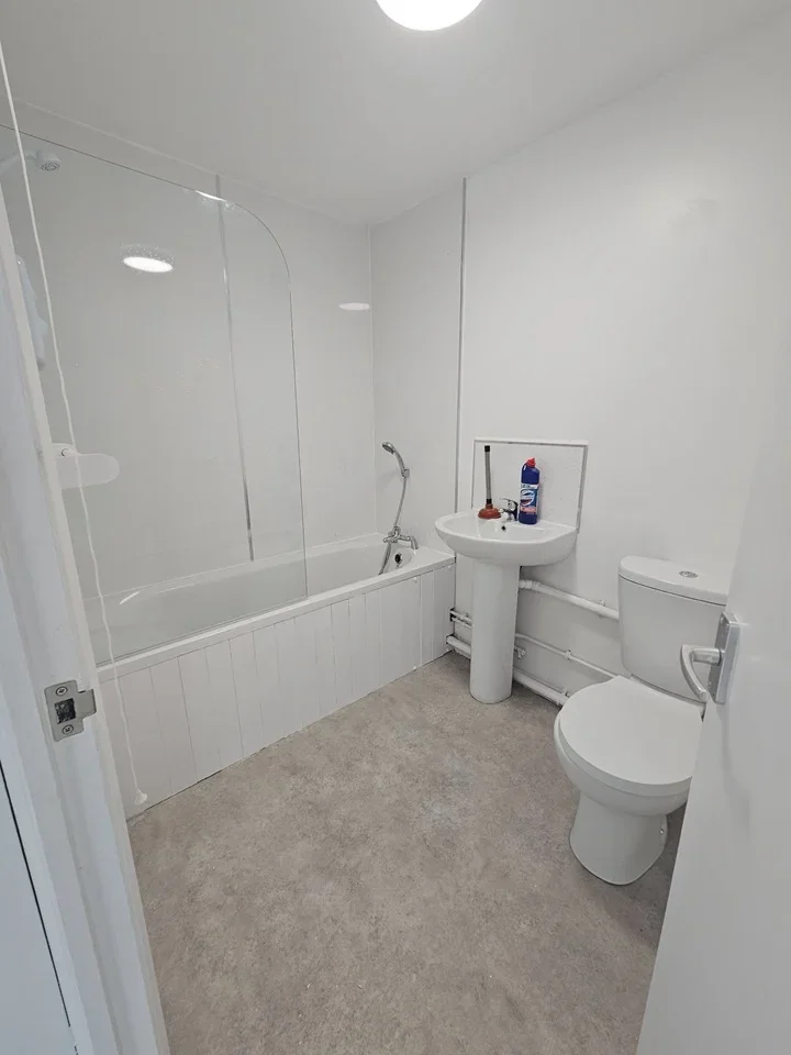 Flat Ruston Road in Greater London
