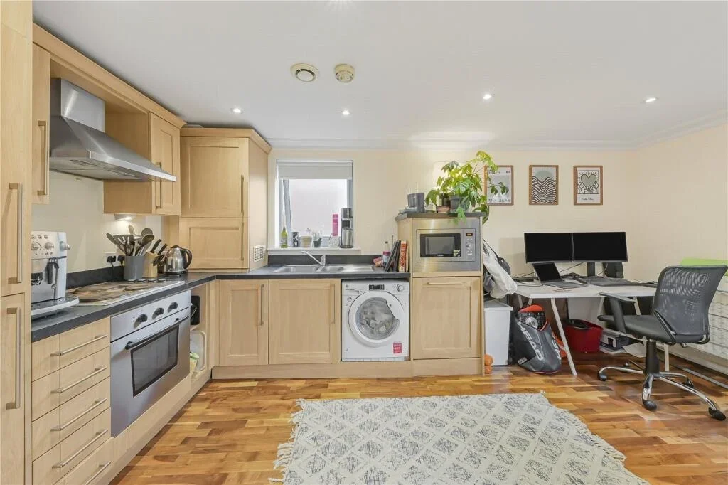 Flat Keswick Road in Greater London