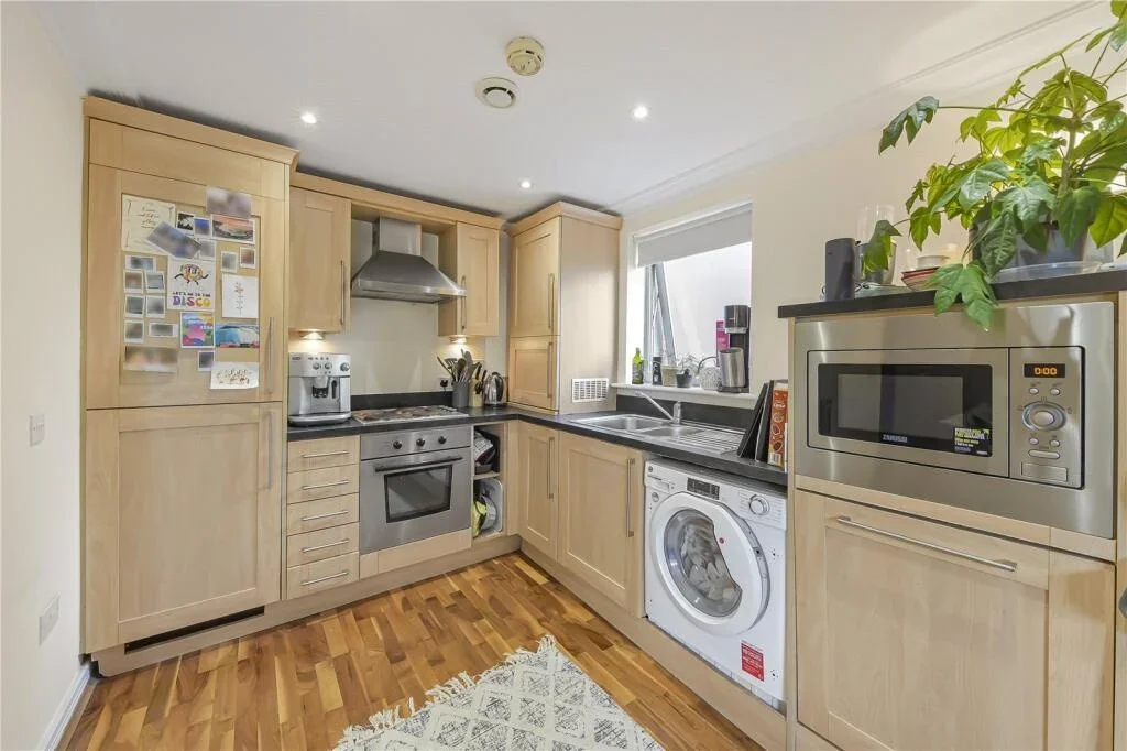 Flat Keswick Road in Greater London