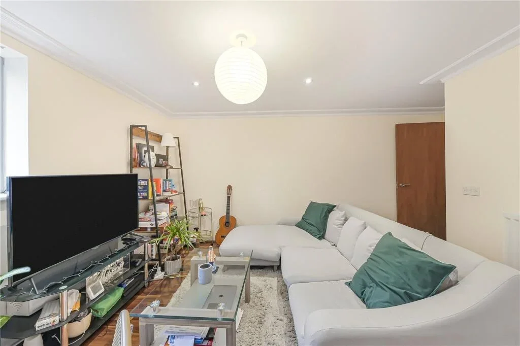 Flat Keswick Road in Greater London