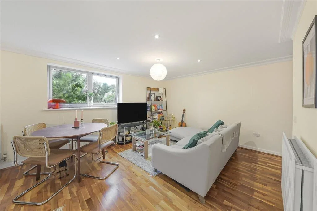 Flat Keswick Road in Greater London