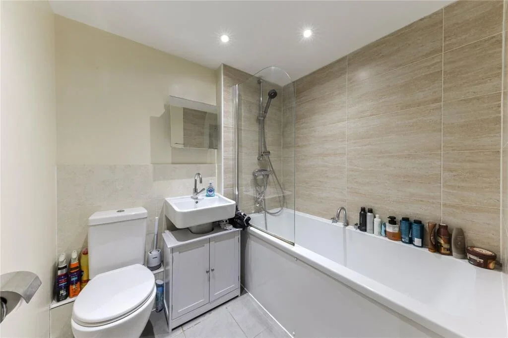 Flat Keswick Road in Greater London