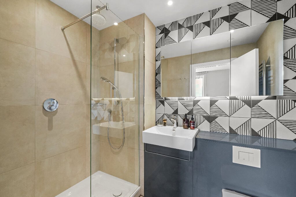 Flat Anthems Way in Greater London