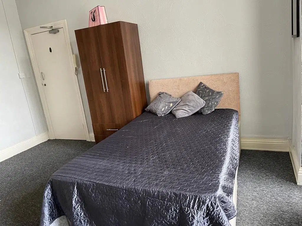 Room Austhorpe Road in Leeds