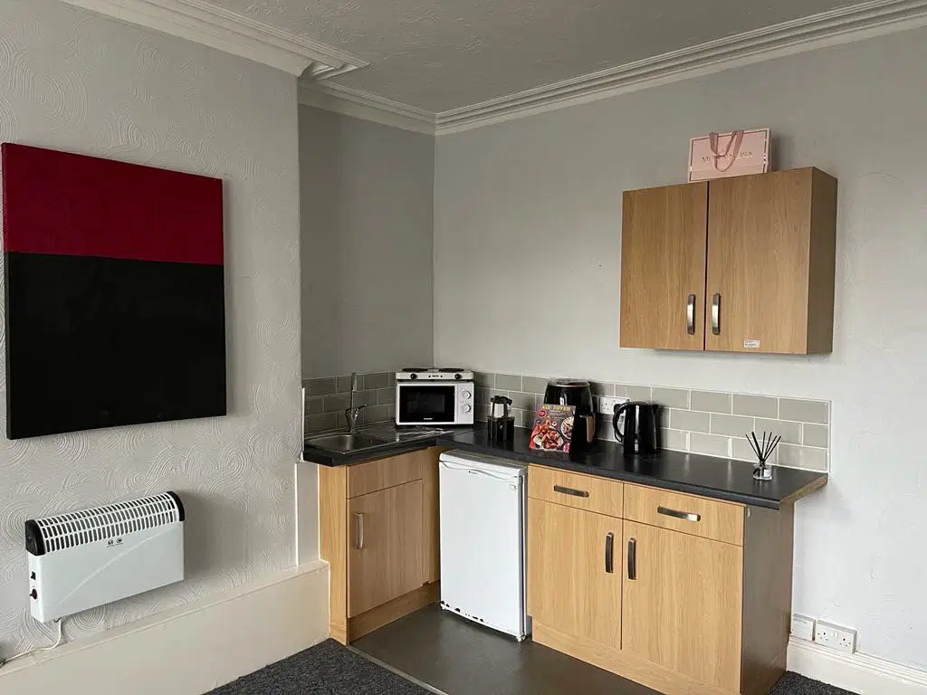 Room Austhorpe Road in Leeds