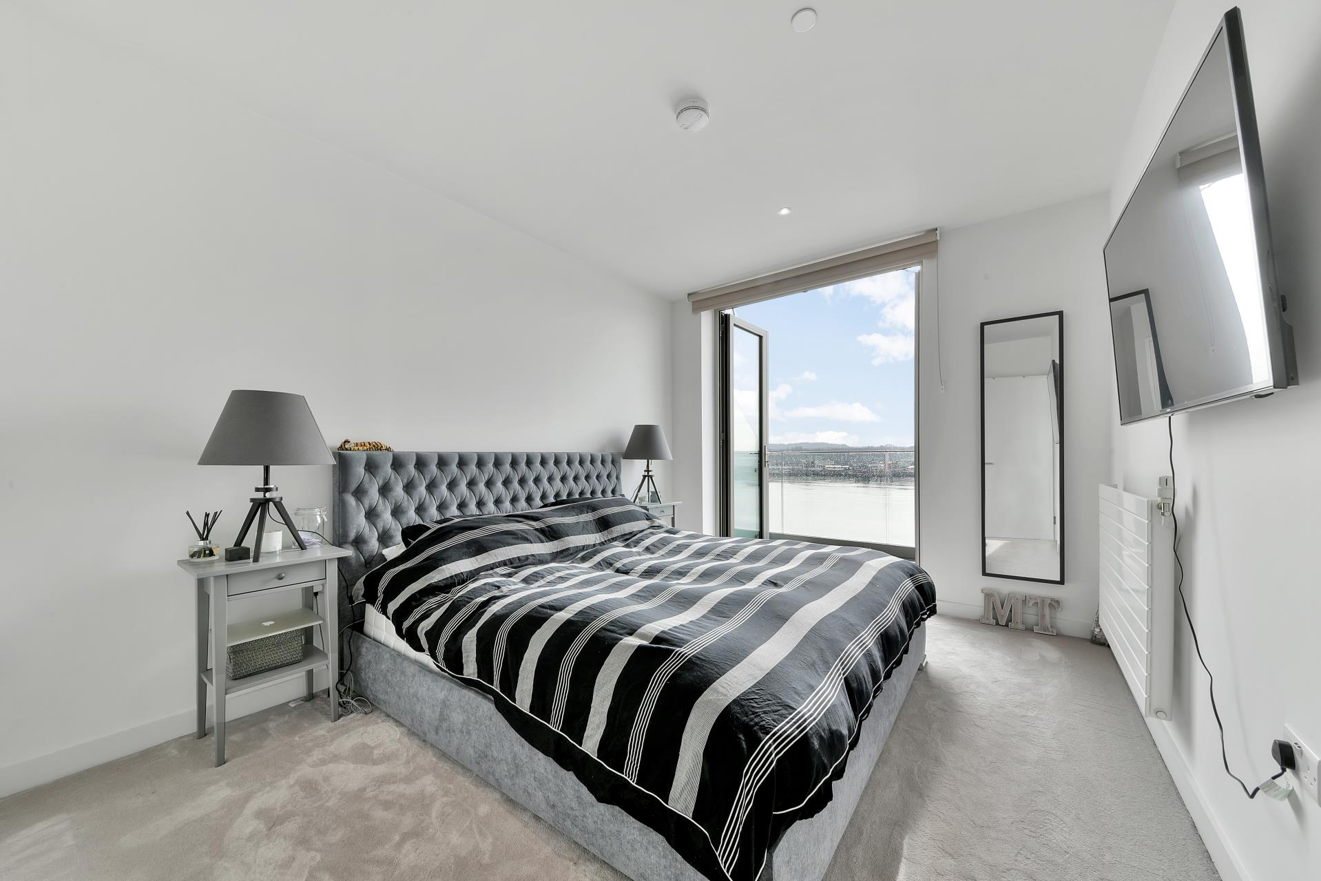 Flat Admiralty Avenue in Greater London