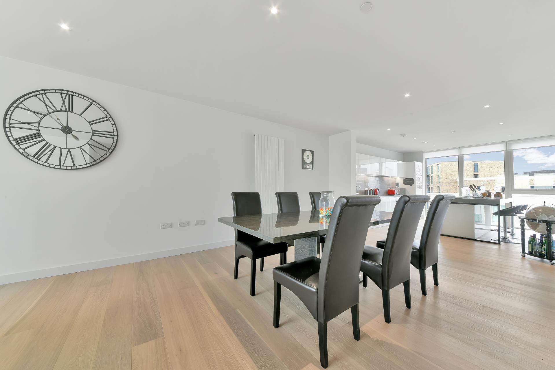 Flat Admiralty Avenue in Greater London