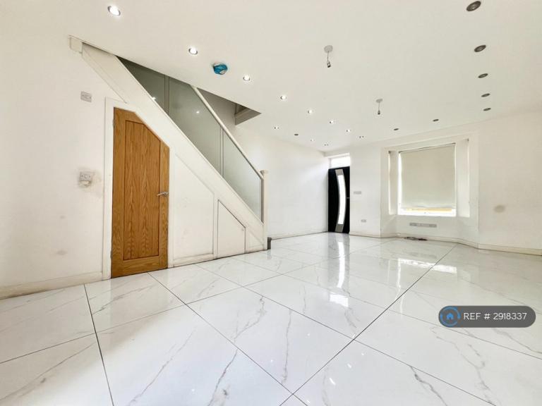 House Mortlake Road in Greater London