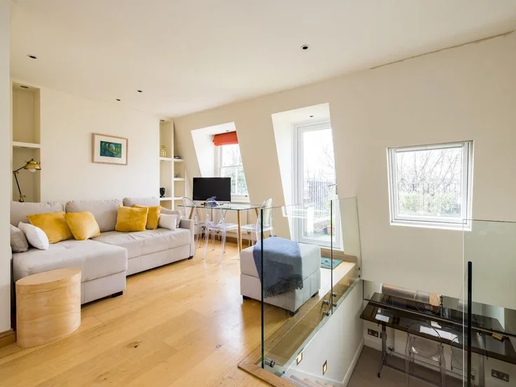 Flat Kempsford Gardens in Greater London