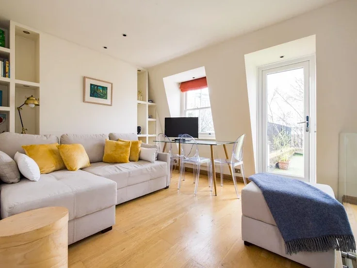 Flat Kempsford Gardens in Greater London