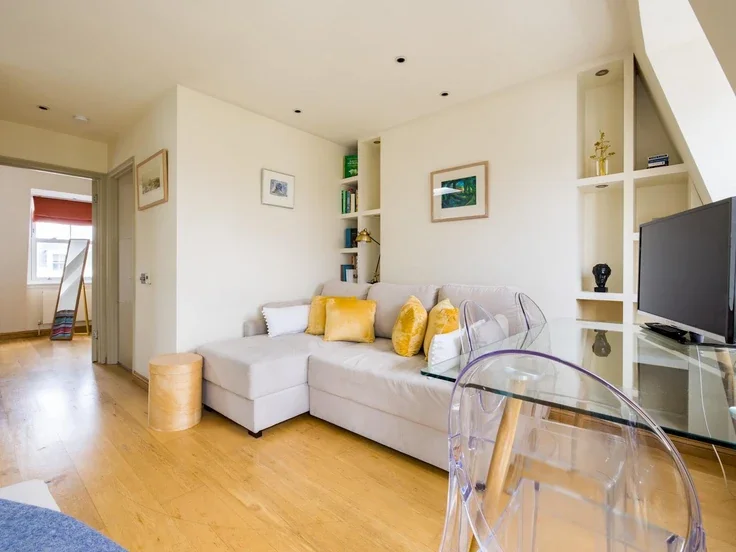 Flat Kempsford Gardens in Greater London