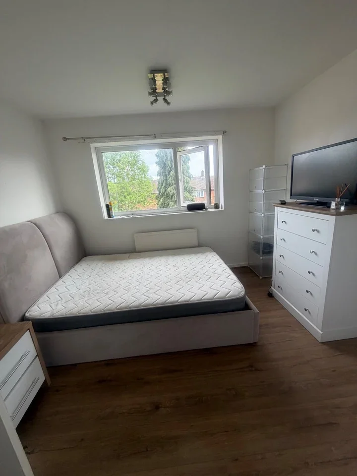 Room Hawkins Road in Crawley