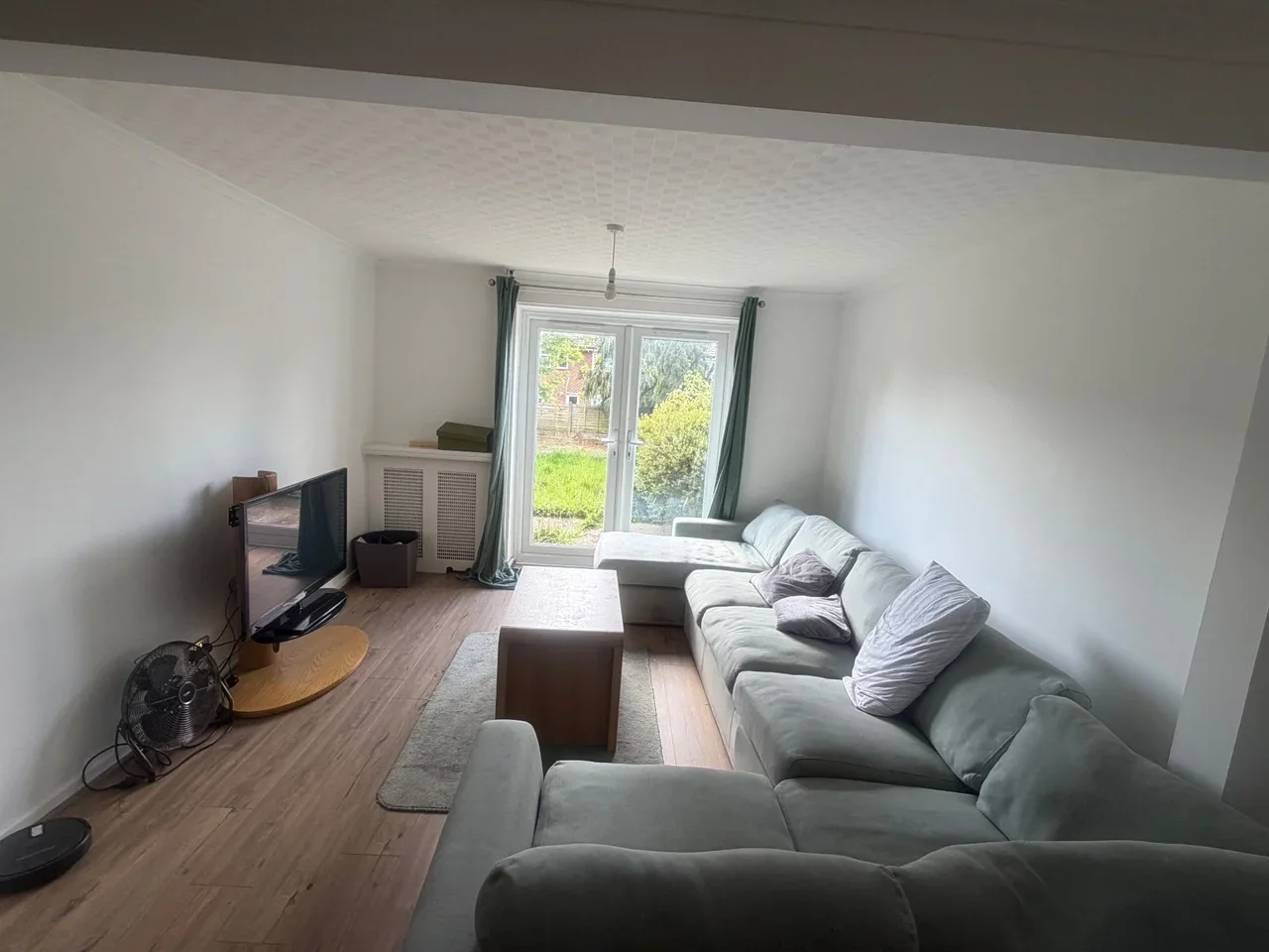 Room Hawkins Road in Crawley