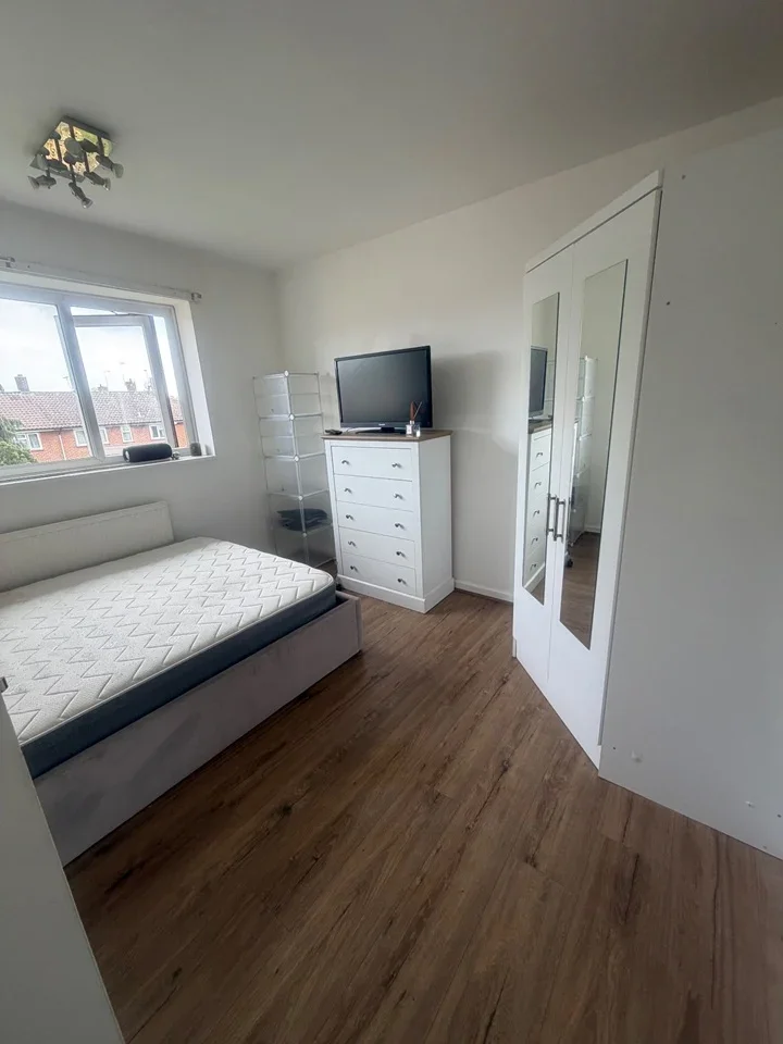 Room Hawkins Road in Crawley