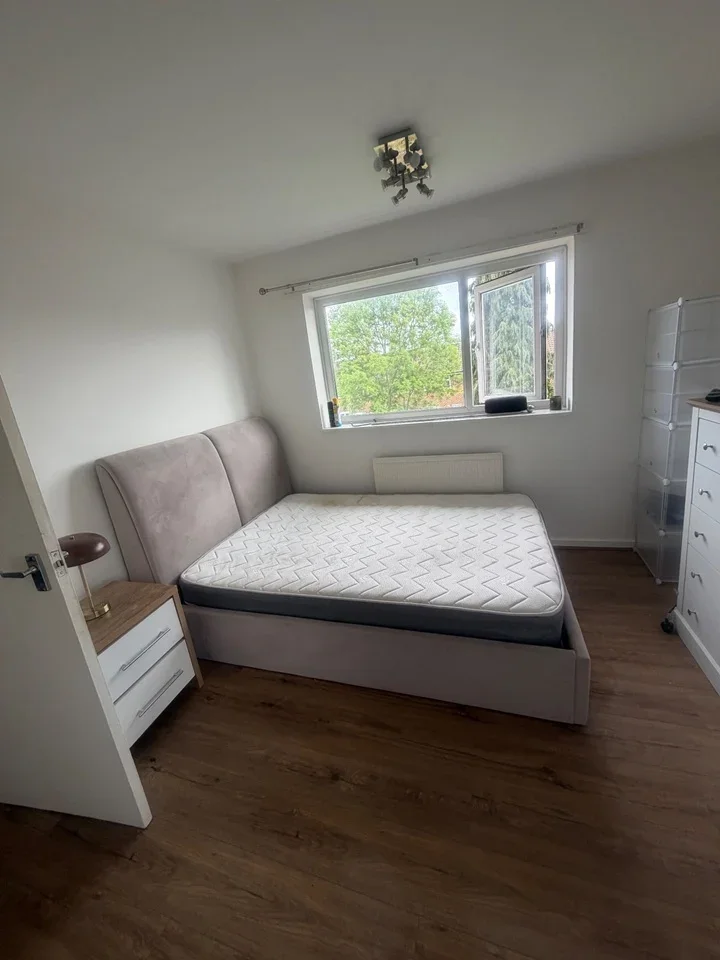 Room Hawkins Road in Crawley