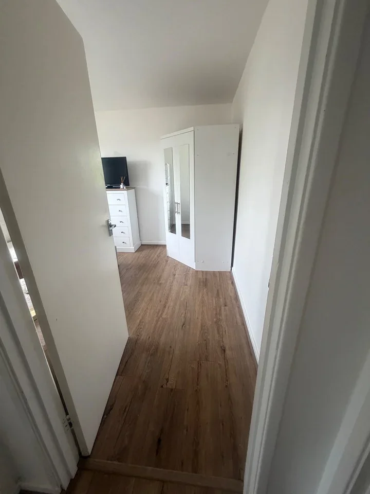 Room Hawkins Road in Crawley