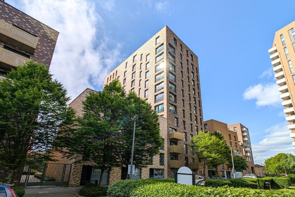 Flat Grant Square in Greater London