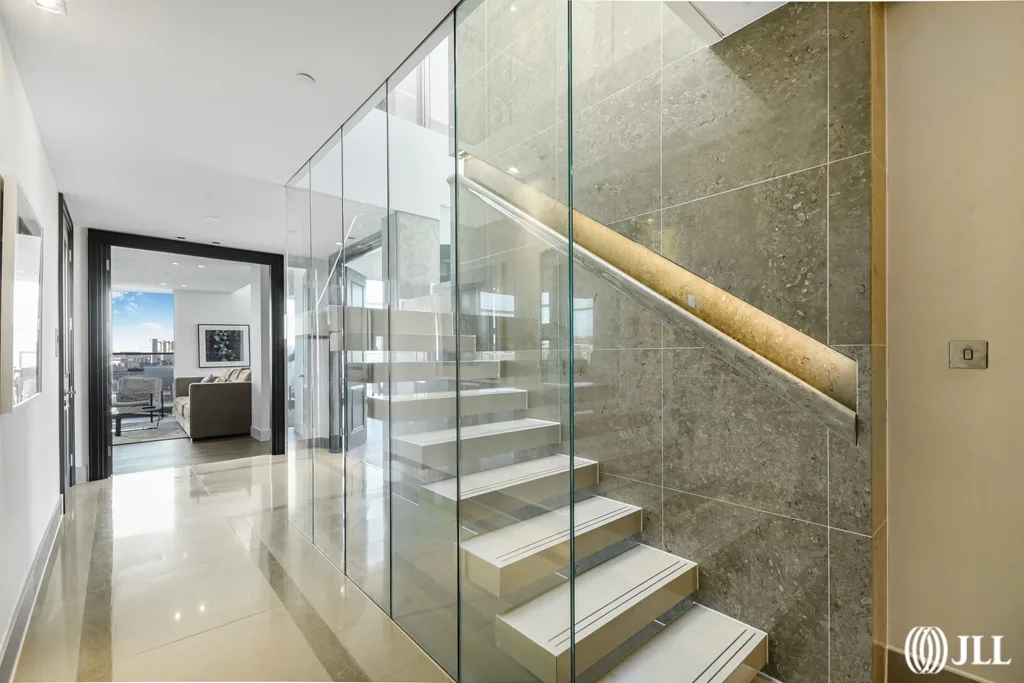 Flat Kensington High Street in Greater London