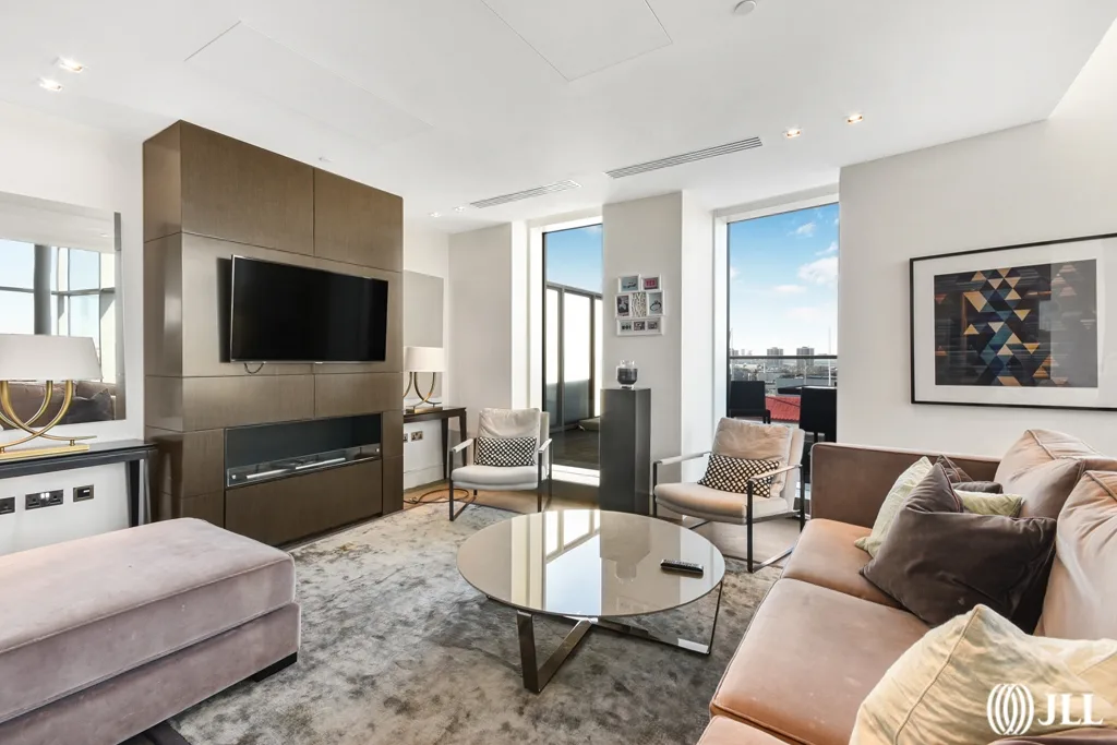 Flat Kensington High Street in Greater London