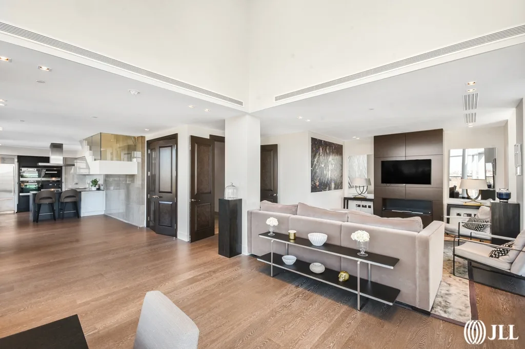 Flat Kensington High Street in Greater London
