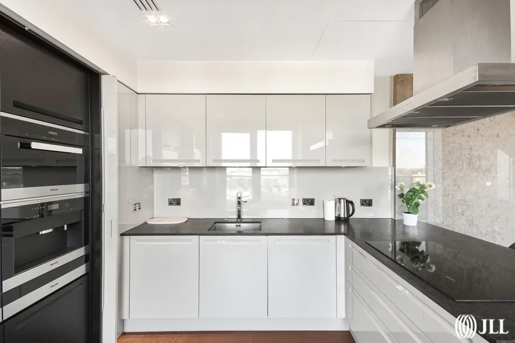 Flat Kensington High Street in Greater London