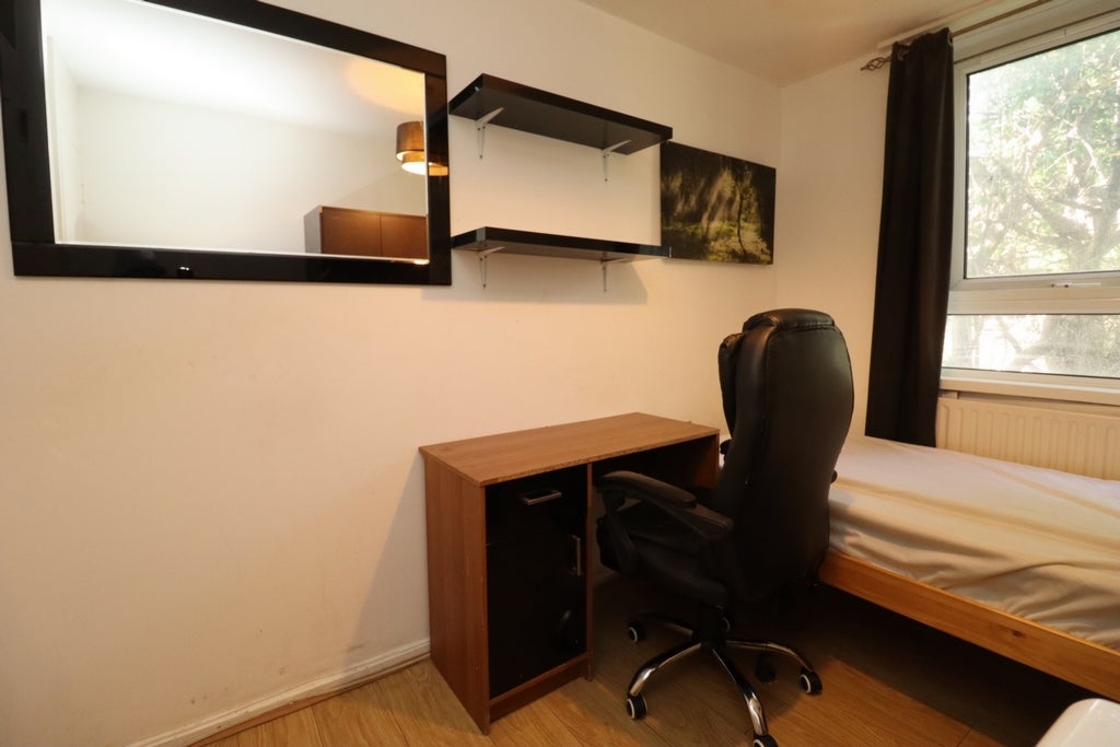 Room Globe Road in Greater London