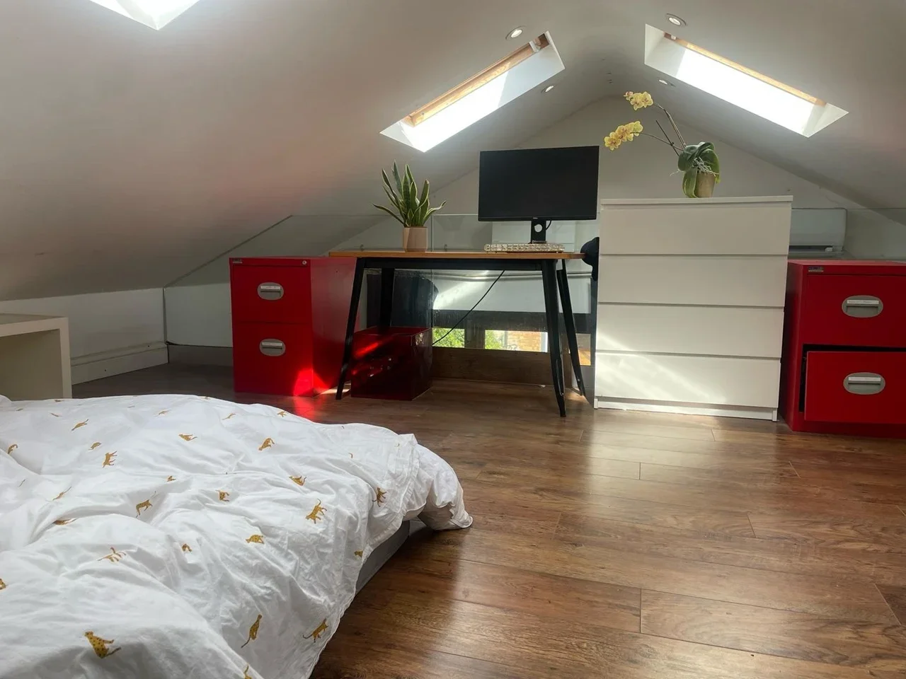 Room Mildenhall Road in Greater London