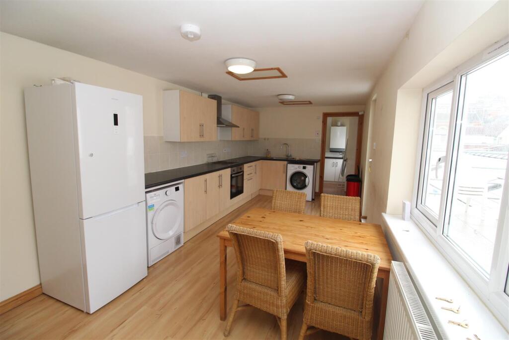 Flat Woodville Road in Cardiff
