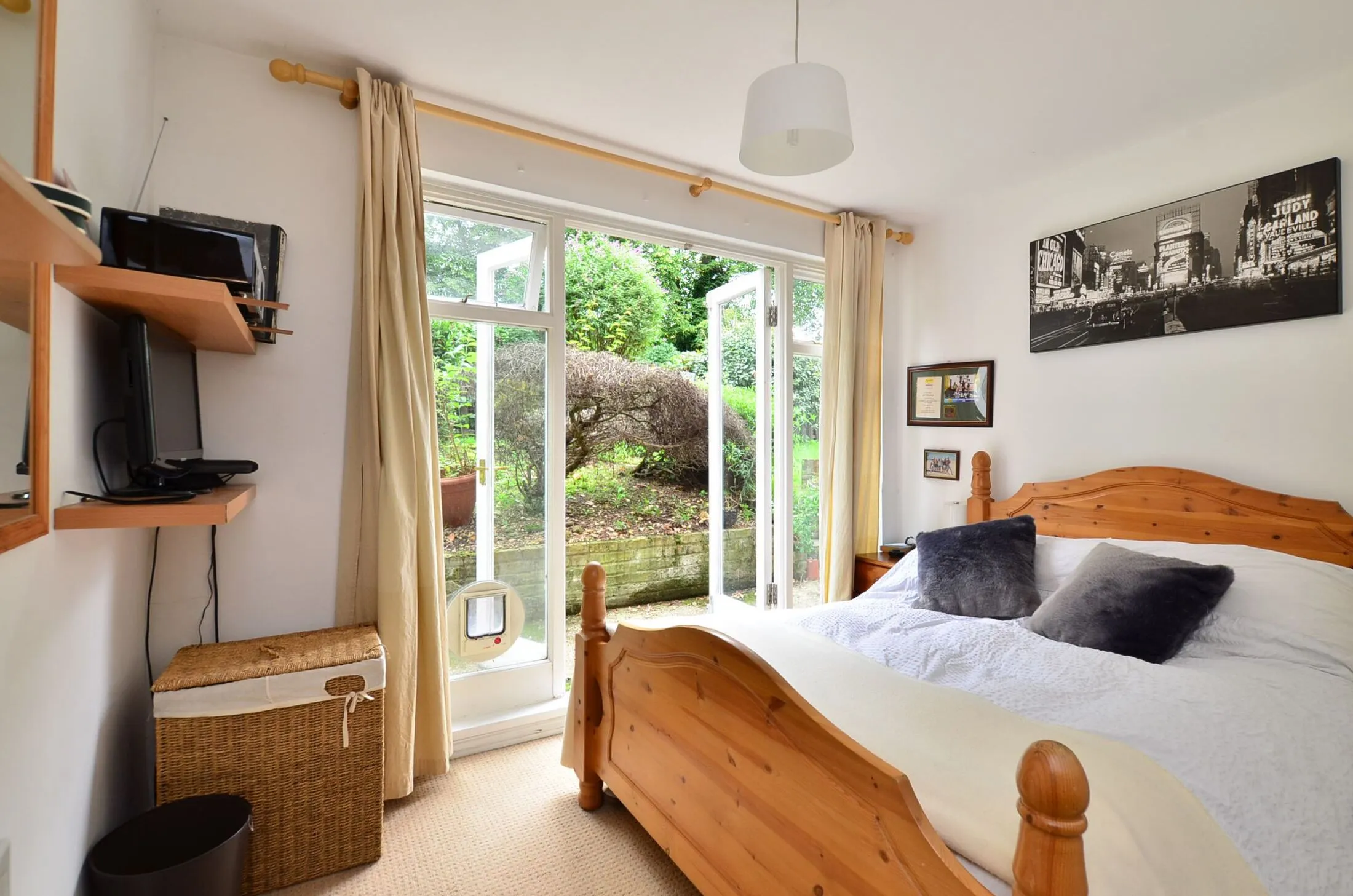 Flat Gauden Road in Greater London