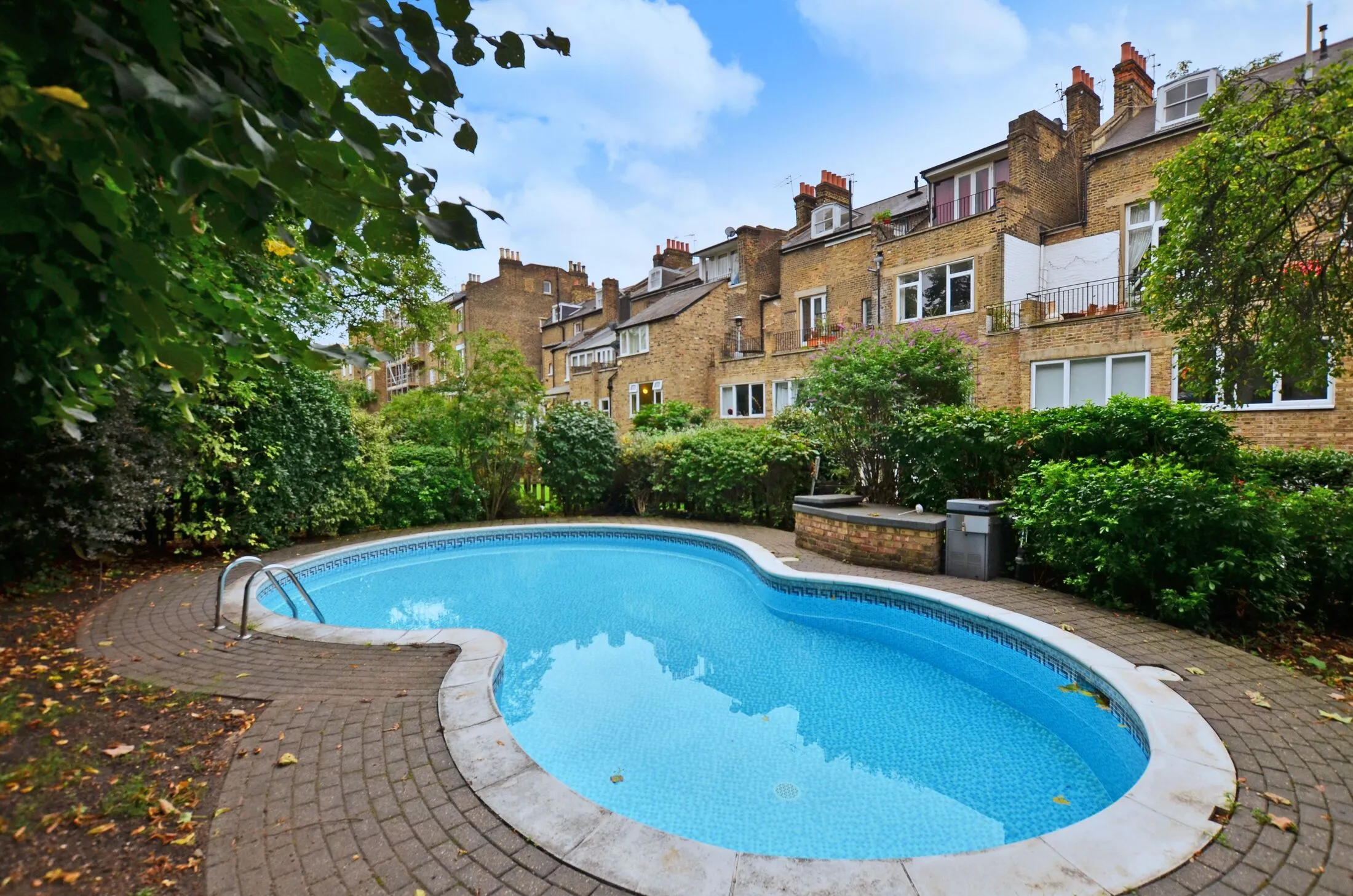 Flat Gauden Road in Greater London