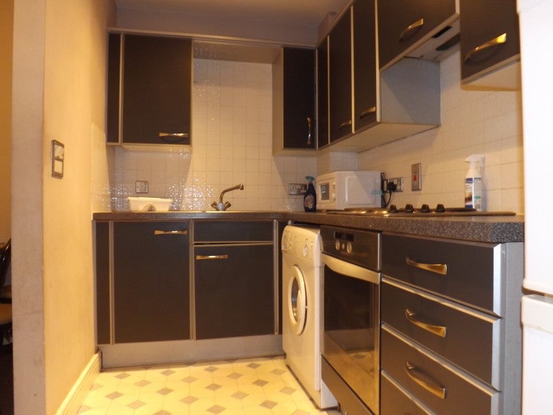 Flat Hainault Street in Greater London
