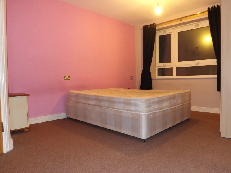 Flat Hainault Street in Greater London