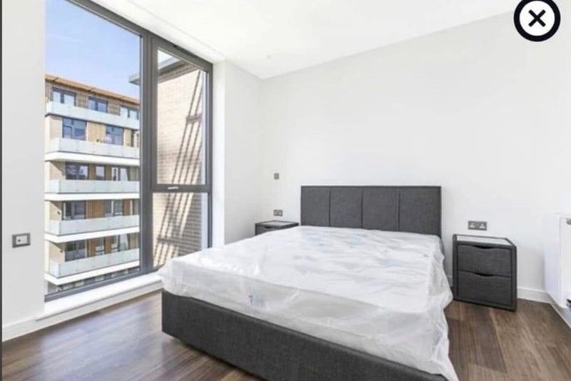 Room Quebec Way in Greater London
